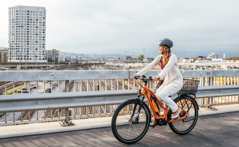 E-Bike von Flyer mit Helm in Zürich