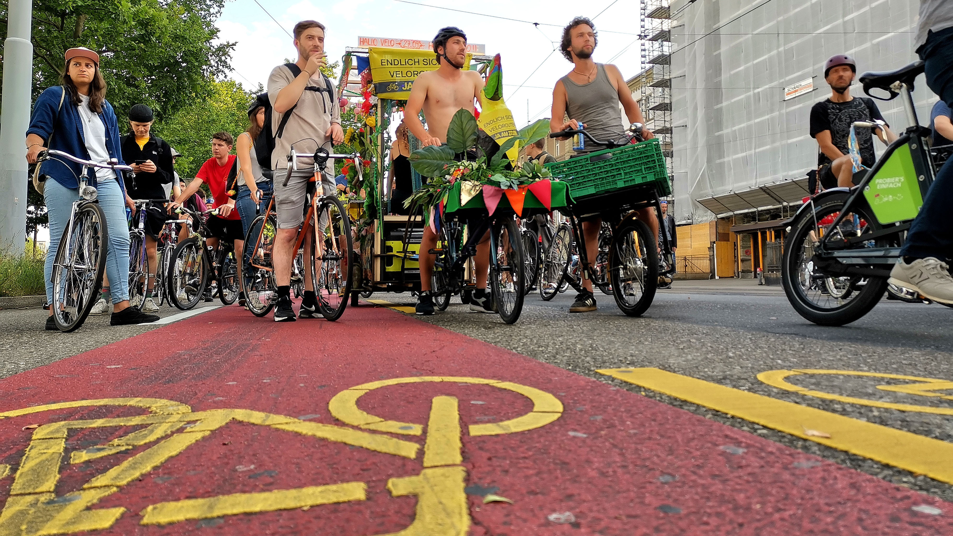 Critical Mass auf Veloinfrastruktur