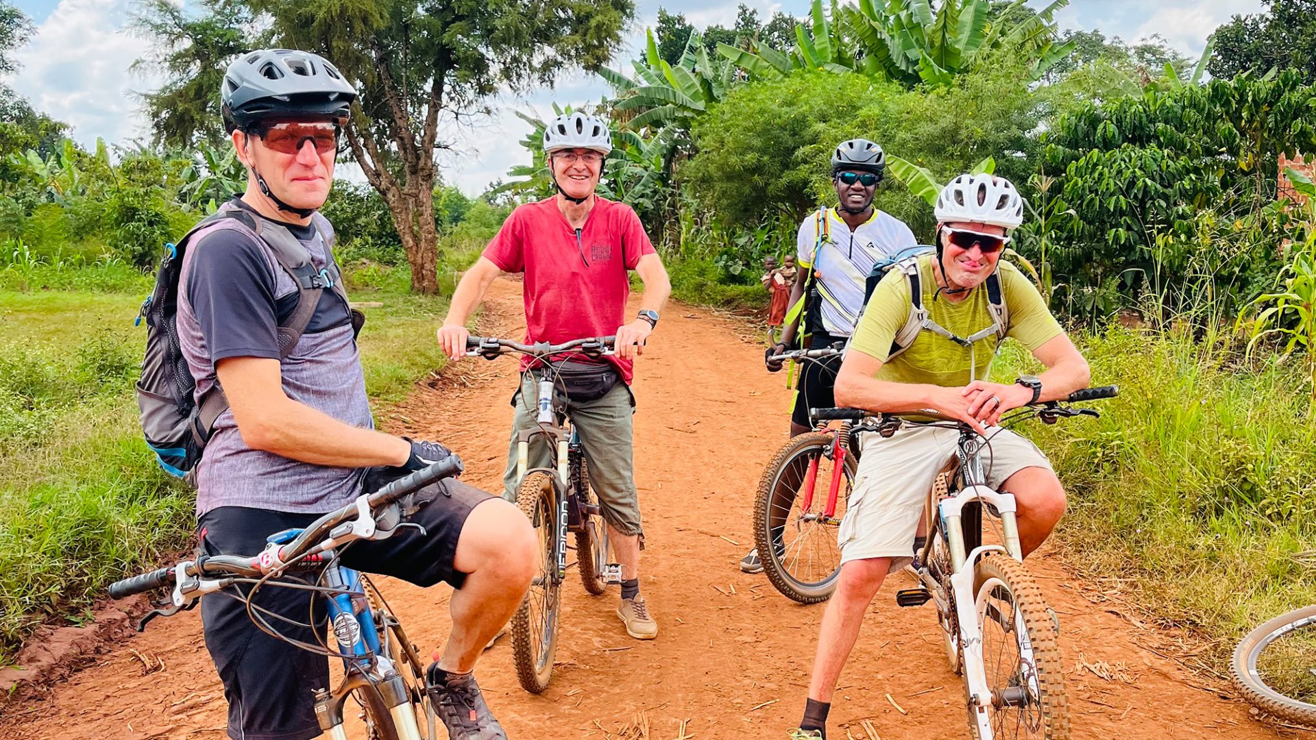 Ismail in einer Reisegruppe in Uganda.