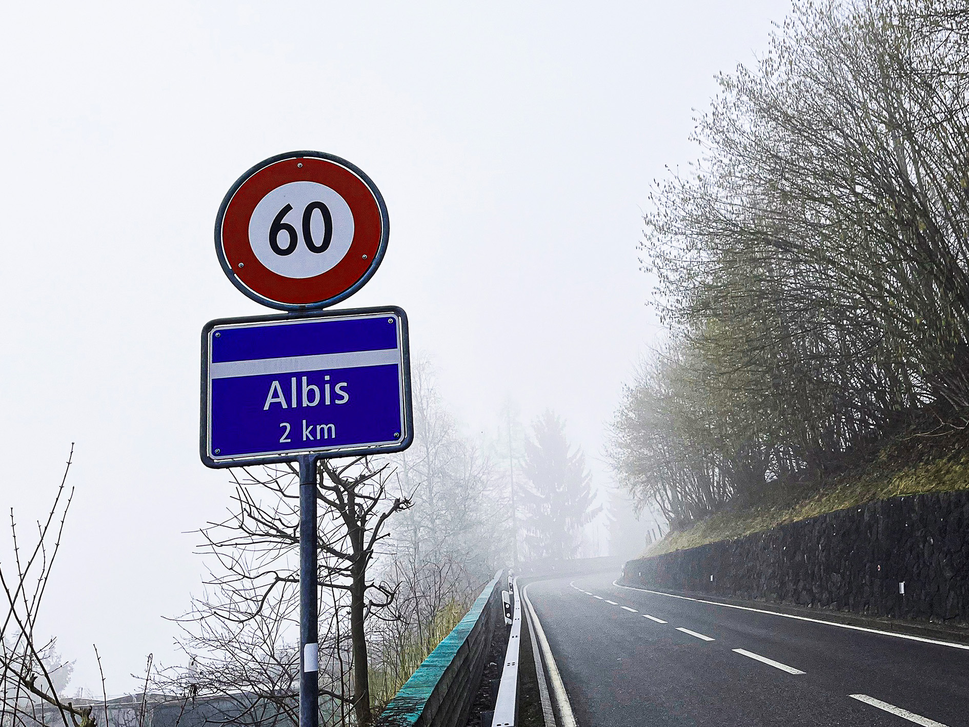 Am Albispass wird nach einem einjährigen Verkehrsversuch die erlaubte Höchstgeschwindigkeit nun definitiv auf Tempo 60 reduziert. 